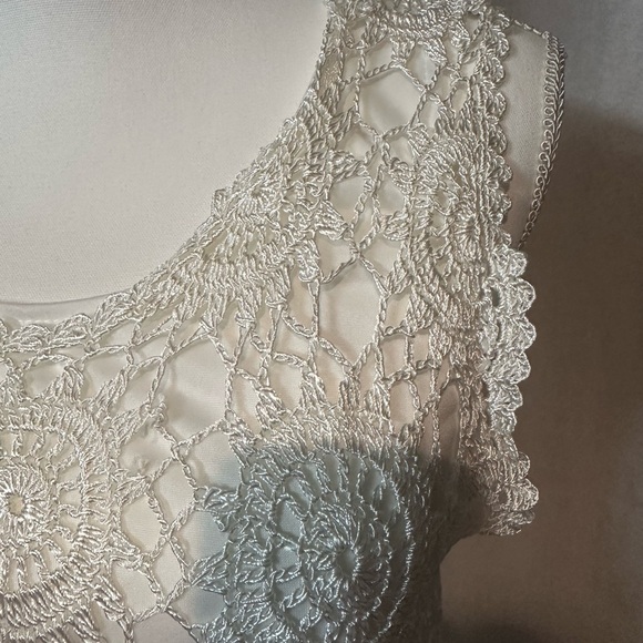 Elegant Lace Sleeveless Top - Picture 5 of 8